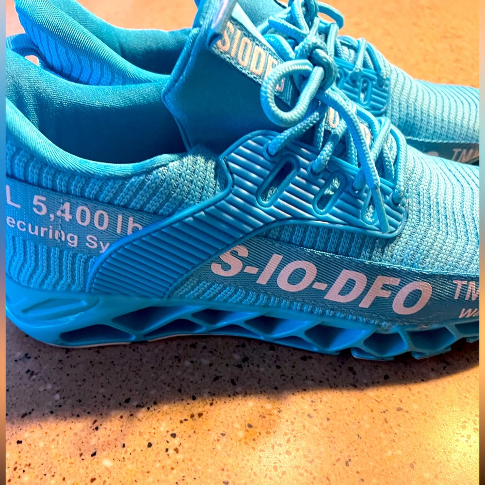 Ladies tennis shoes